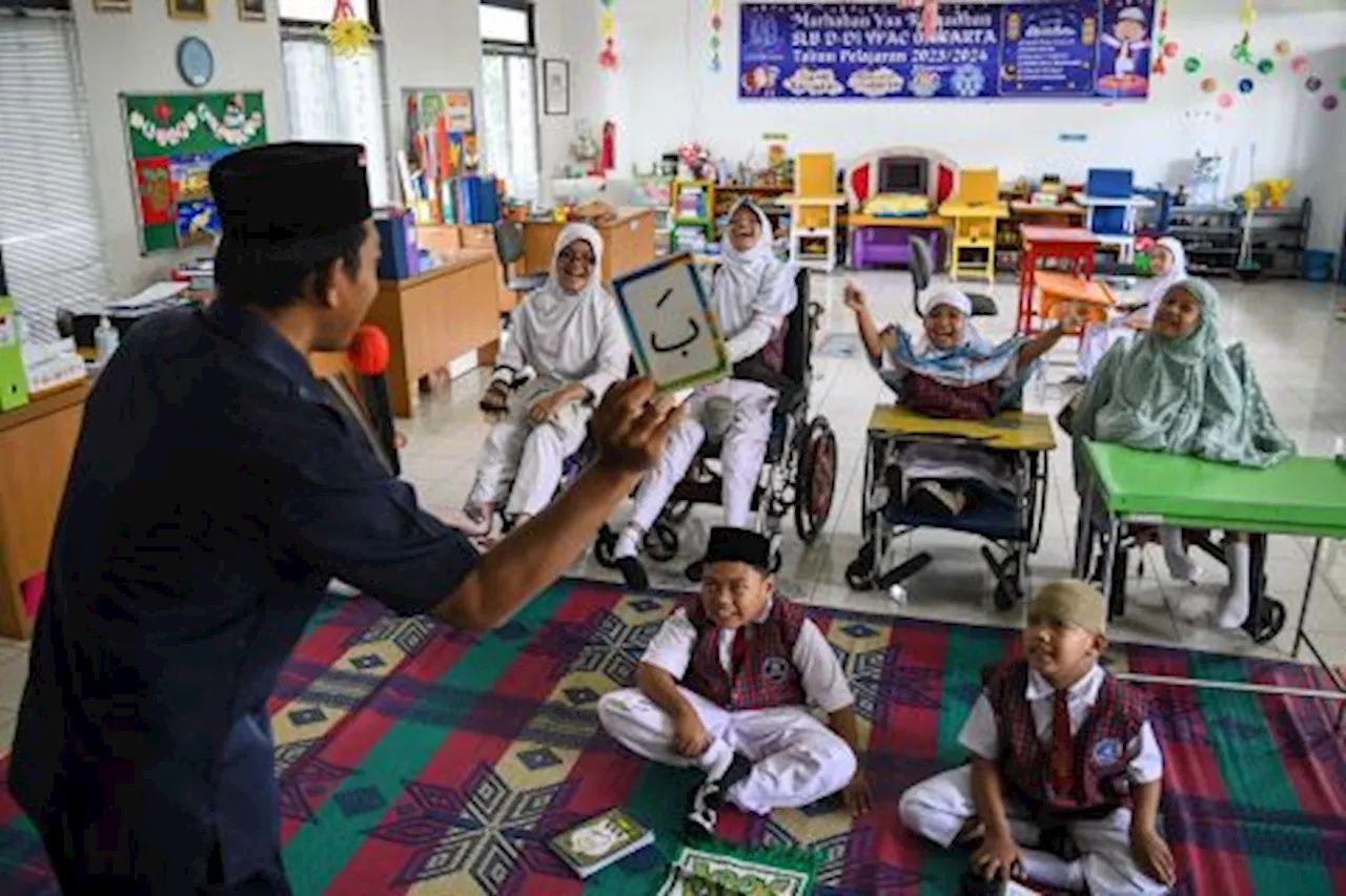 Siswa Disabilitas Belajar Membaca Iqro