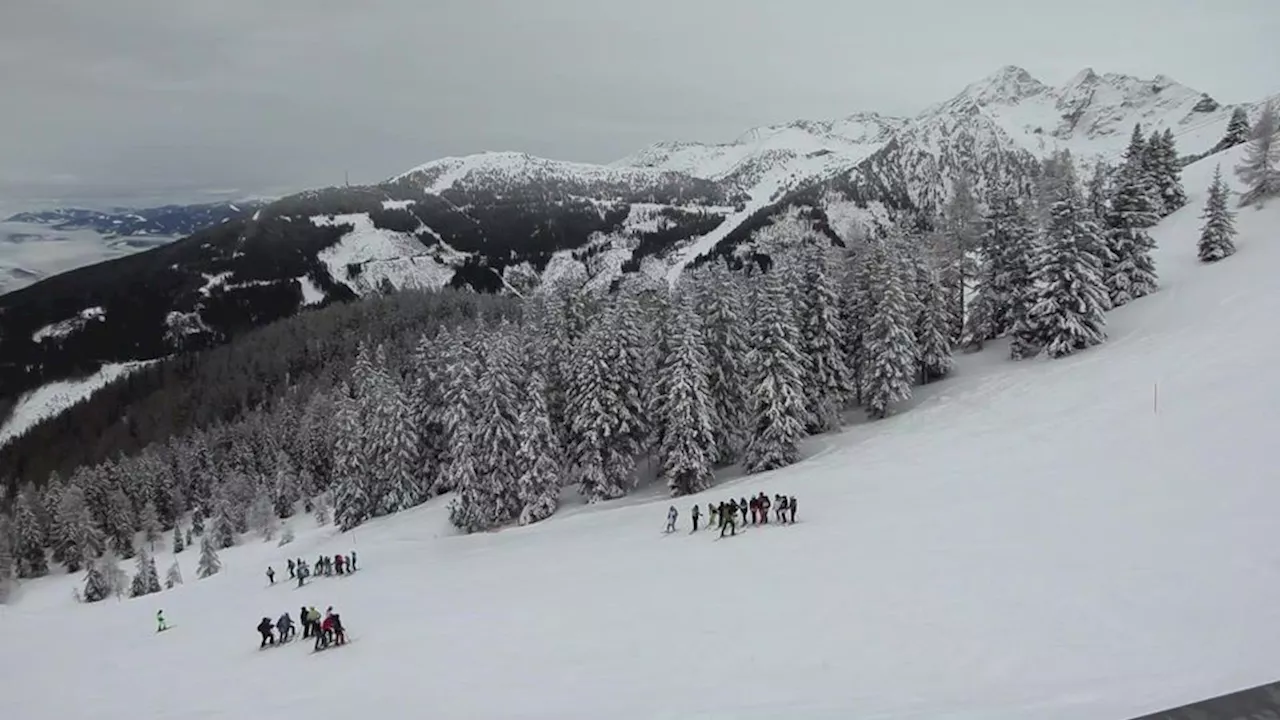 Österreich-Urlauber prügeln mit Skiern aufeinander ein