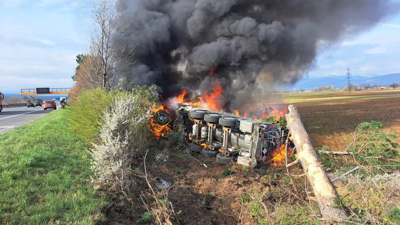 Riesige Rauchwolke: Tankwagen fackelte auf der A2 bei Breitenau ab