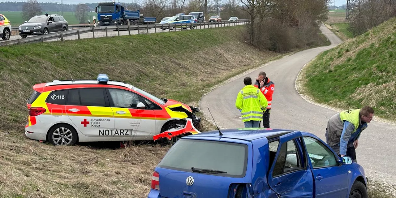 Vollsperrung auf der B13 bei Ansbach: Notarztwagen überfährt rote Ampel und kracht in Pkw