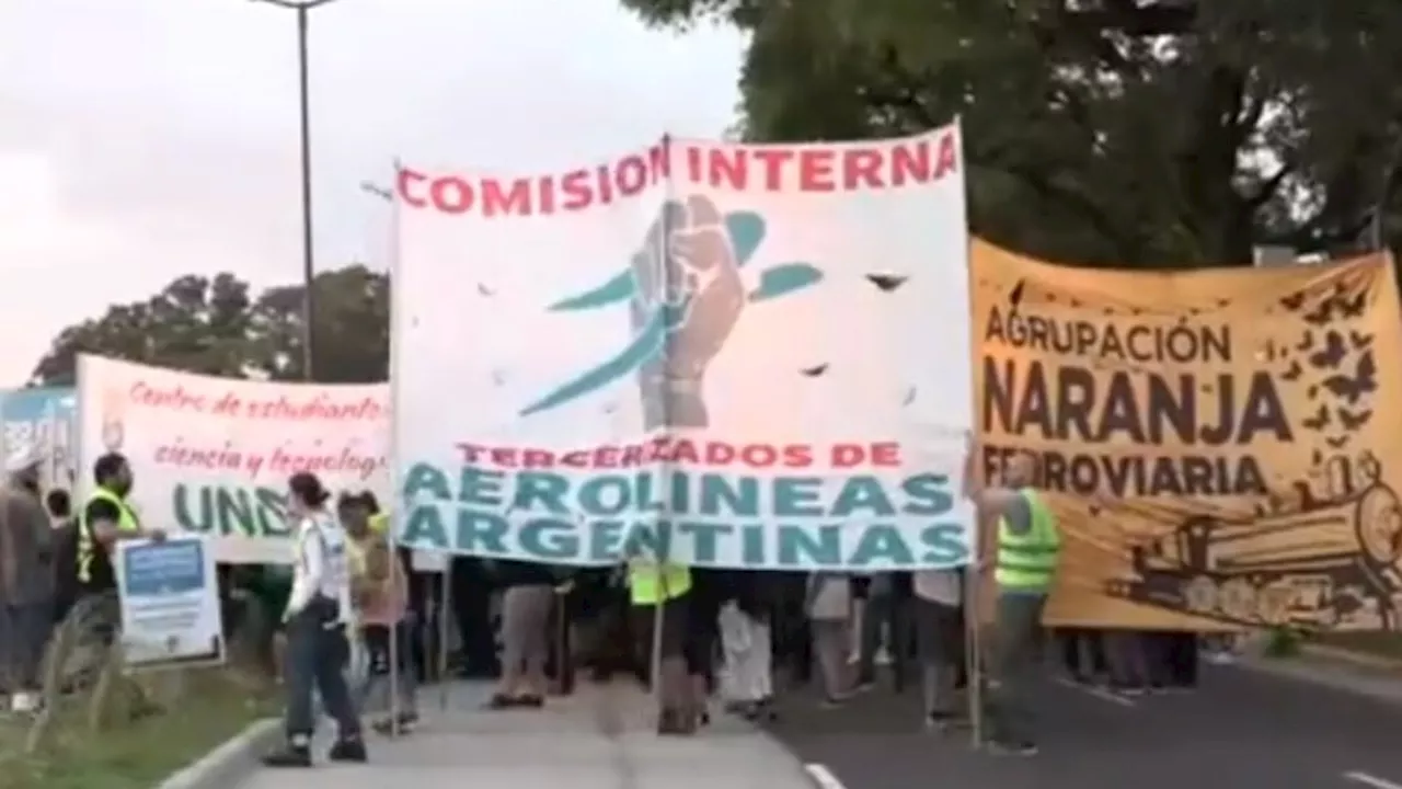 Tercerizados de Aerolíneas cortaron la Costanera frente a Aeroparque