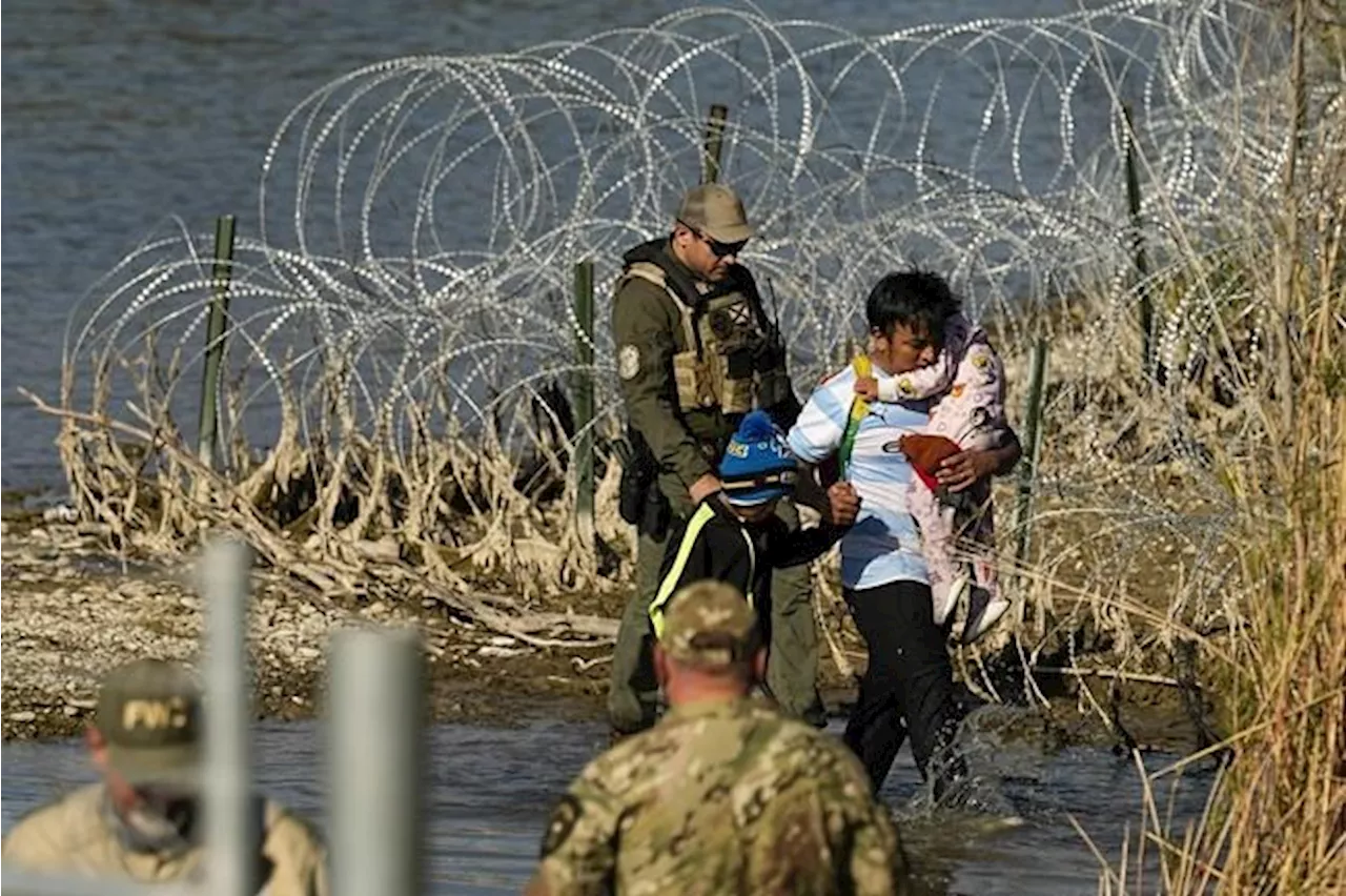 Supreme Court extends block on Texas law that would allow police to arrest migrants