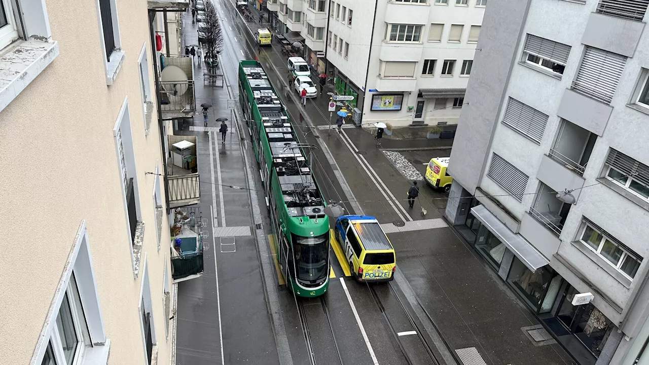 Stadt Basel BS: Fussgänger (55) von Tram erfasst und schwer verletzt