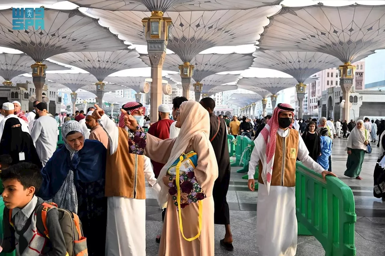 مهام متنوعة وسواعد لا تهدأ.. جهود ميدانية لإرشاد المصلين في المسجد النبوي