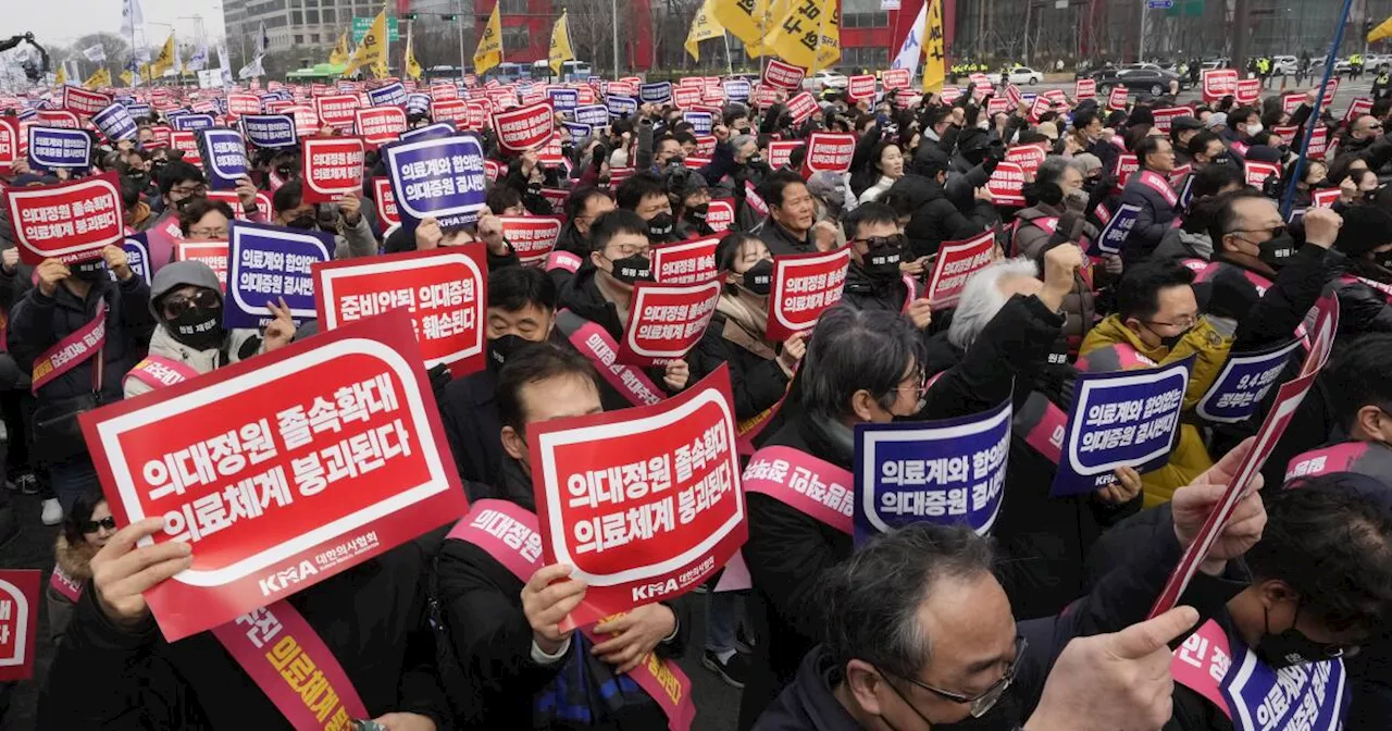 South Korea suspends the licenses of 2 senior doctors in first punitive steps over doctors' walkouts