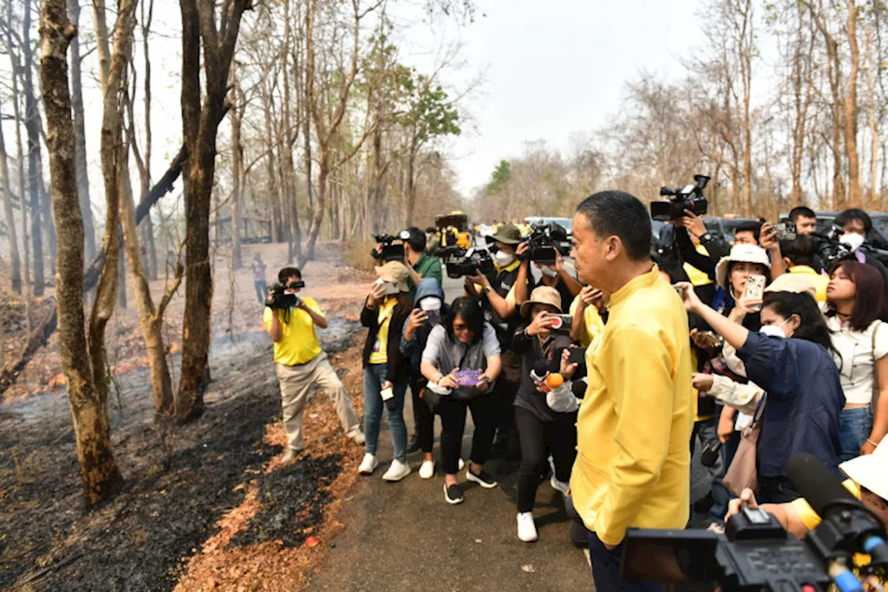 'นายกฯ' ลงพื้นที่พะเยา เจอไฟไหม้ริมทาง ขอบคุณ 'จนท.ทางหลวง' มอบ 'ปลัดคมนาคม' ช่วยดูแลสวัสดิการ