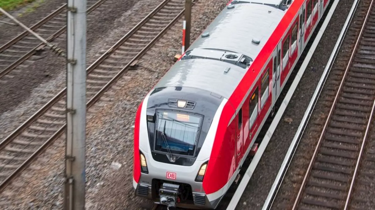 Hamburg: Fahrrad und E-Roller auf den Gleisen behindern S-Bahn