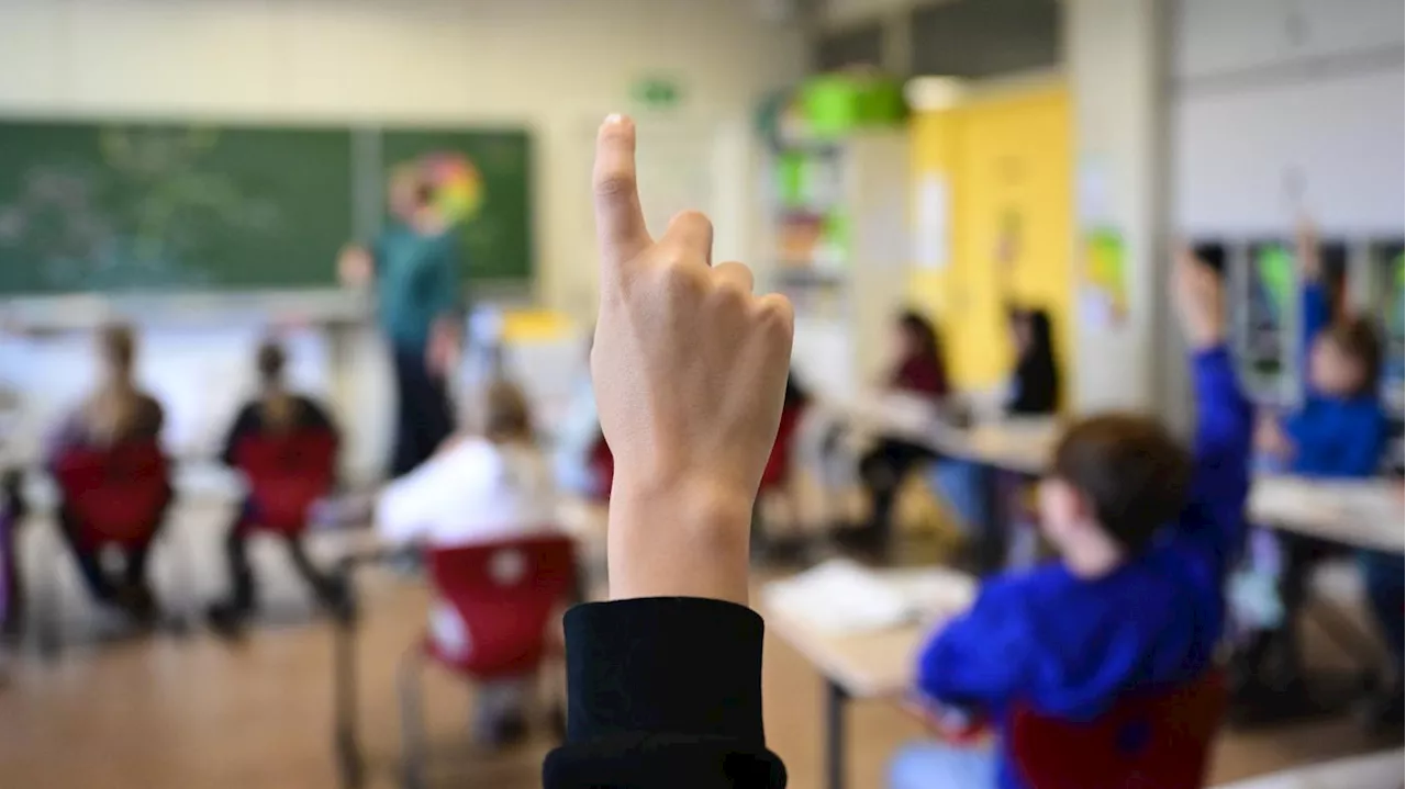 Debatte über Umgang mit Krieg an Schulen: Lehrergewerkschaft gegen Bundeswehr-Auftritte an Schulen