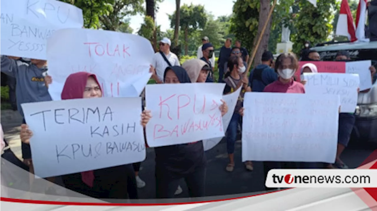 Massa Aliansi Surabaya Aksi Dukung Pemilu, Tolak Hak Angket