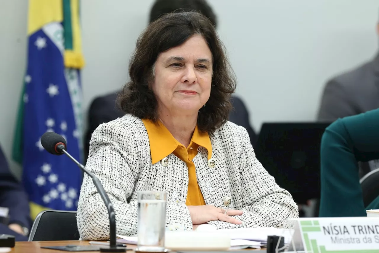 Nísia Trindade se emociona ao falar das pressões sobre o Ministério da Saúde