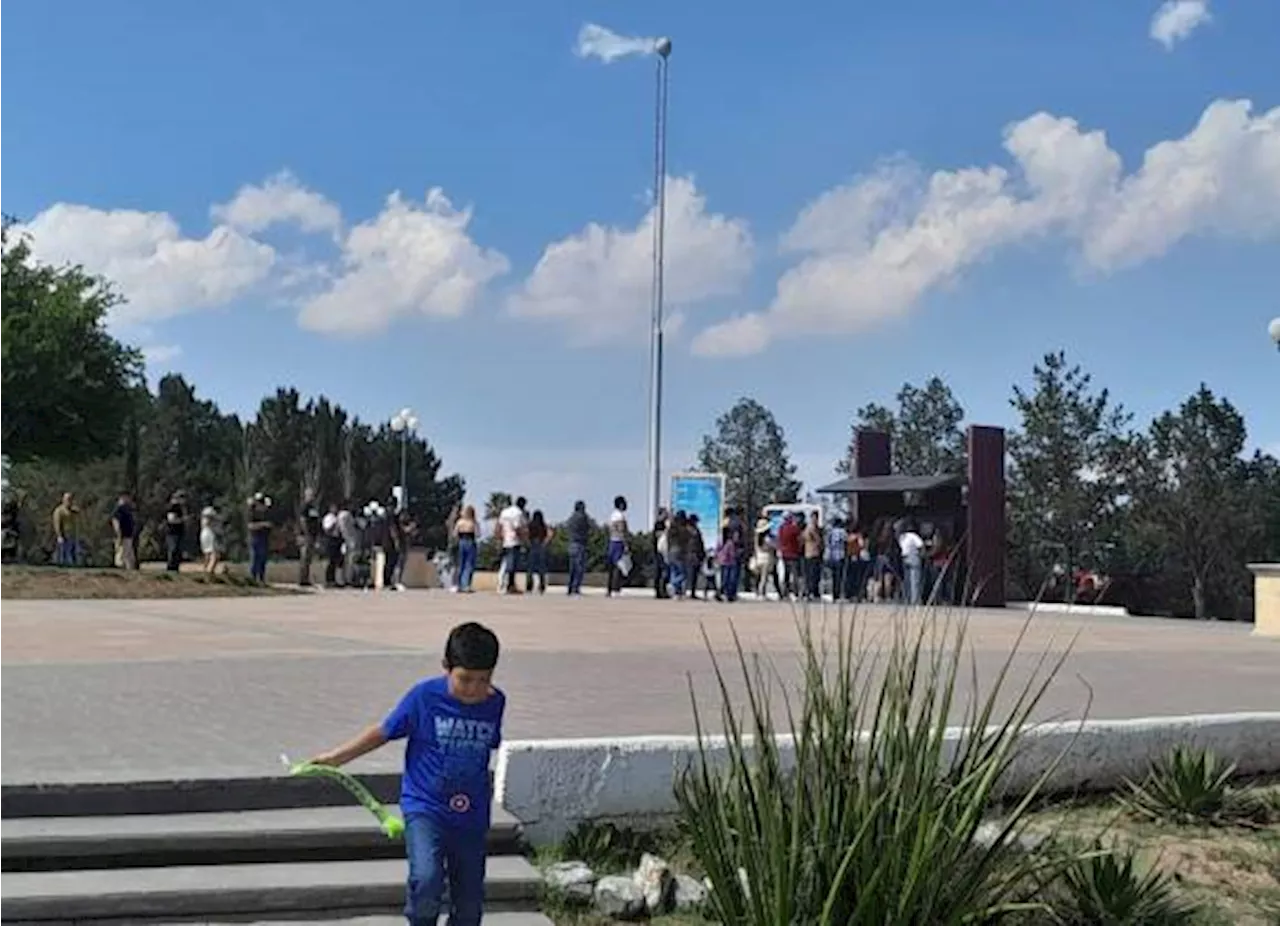 Cuestionan visitantes al Museo del Desierto falta de máquinas para cobrar estacionamiento