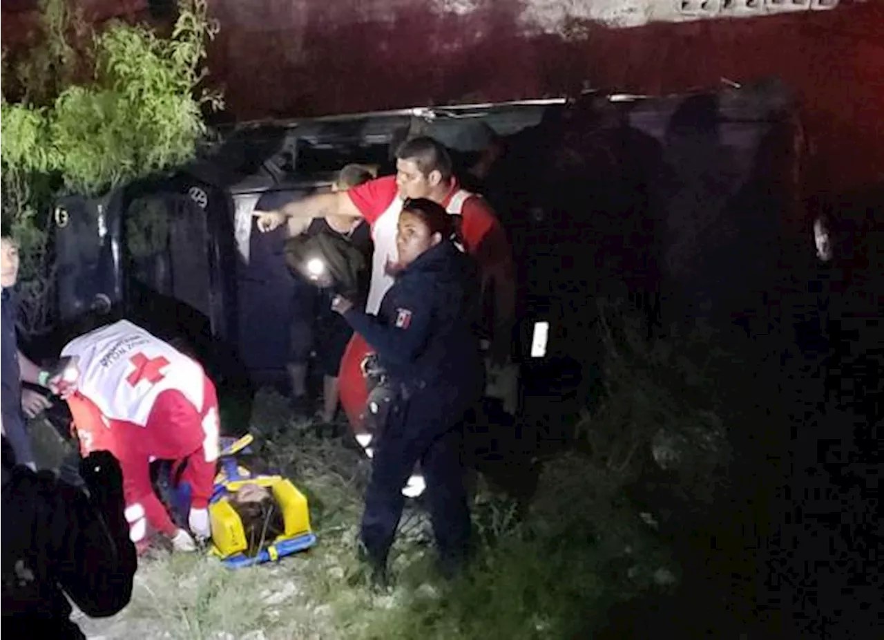 Joven termina lesionada y al fondo de un barranco en Parras de la Fuente; su pareja perdió control del auto en una curva