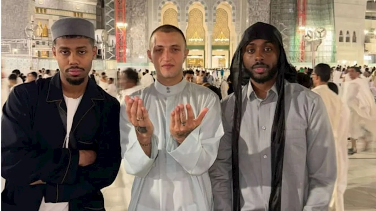 Anwar Hadid Tunaikan Ibadah Umrah, Kembali ke Islam?