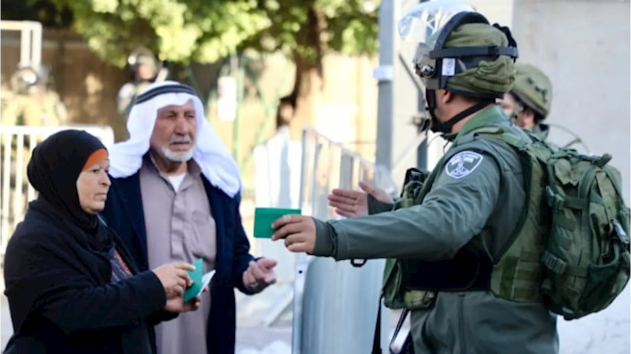 Warga Palestina Dilarang Salat di Masjid Al-Aqsa, Israel Pasang Barikade Super Ketat