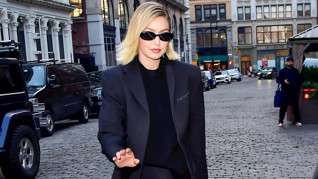 Gigi Hadid in leggings, calzini bianchi e mocassini: look geek chic