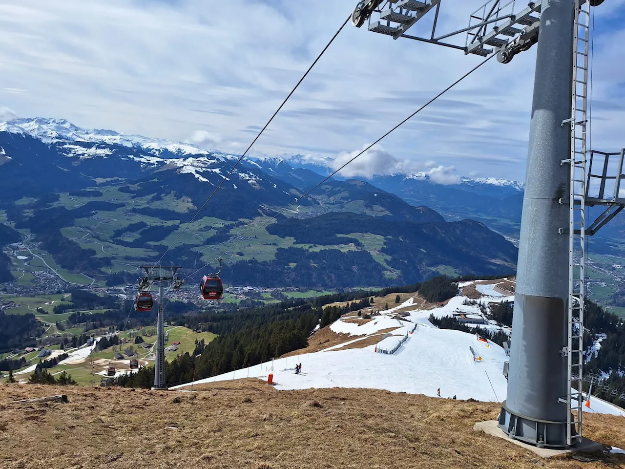 Gleitschirmpilotin prallte in Tirol gegen Seilbahn-Gondel