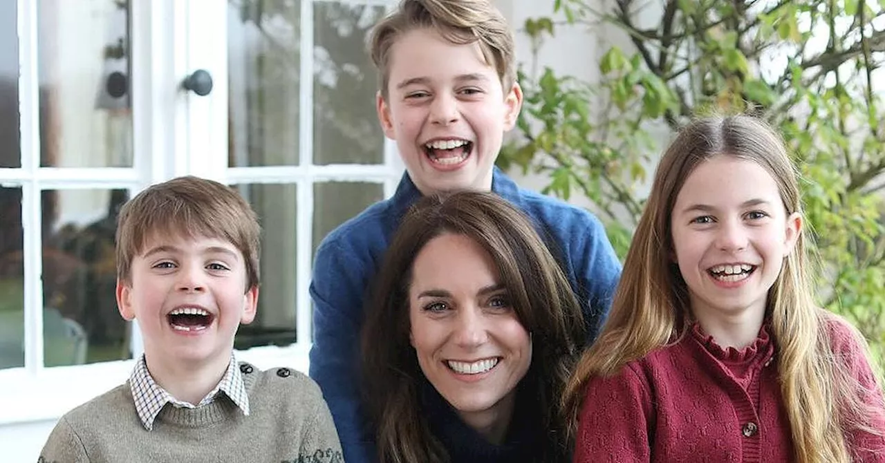 Kate Middleton's Photo Raises Suspicions of Photoshop Manipulation