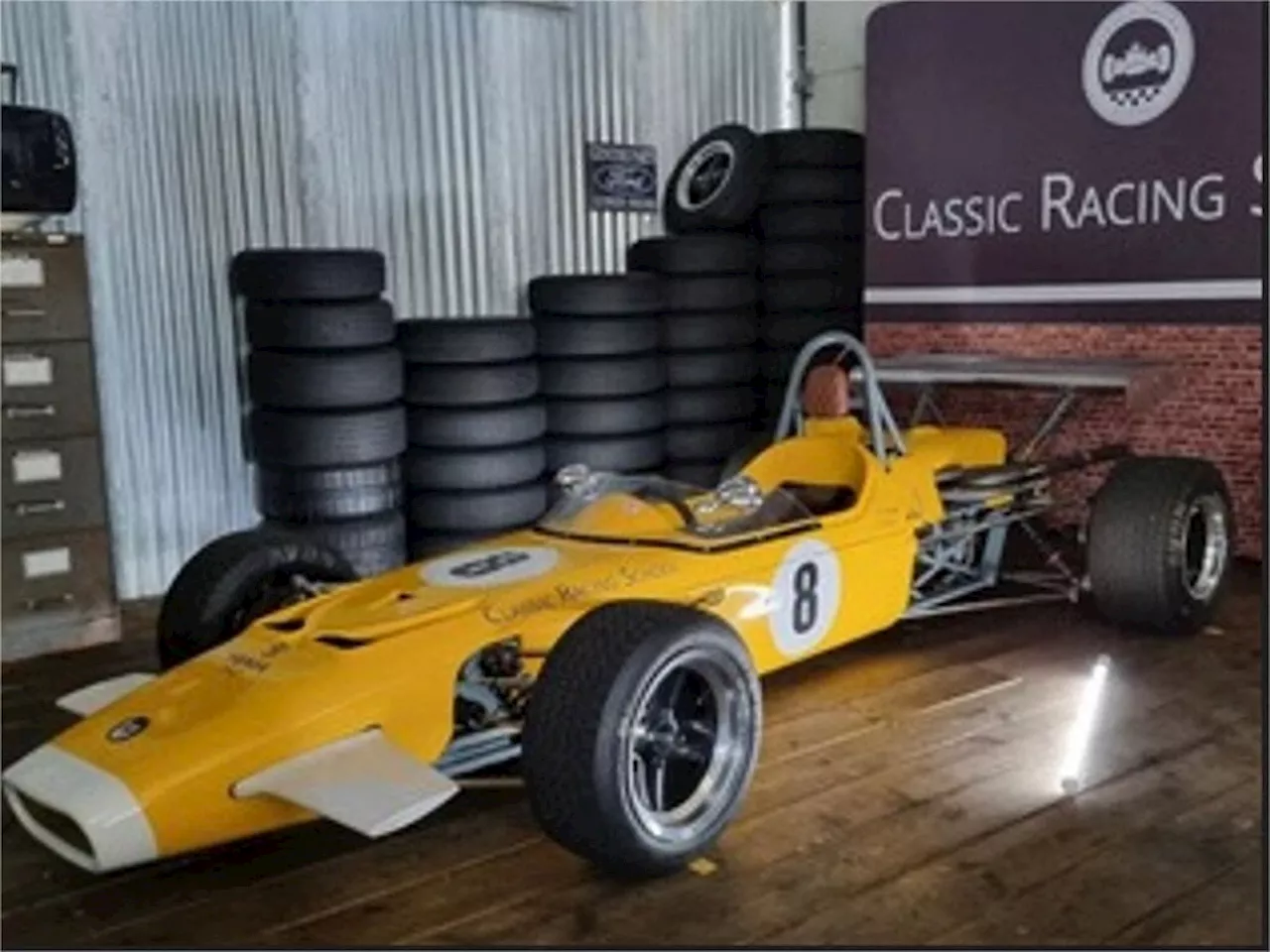 A Langon, la Formule 4 du pilote Paul Roques est exposée au centre E. Leclerc