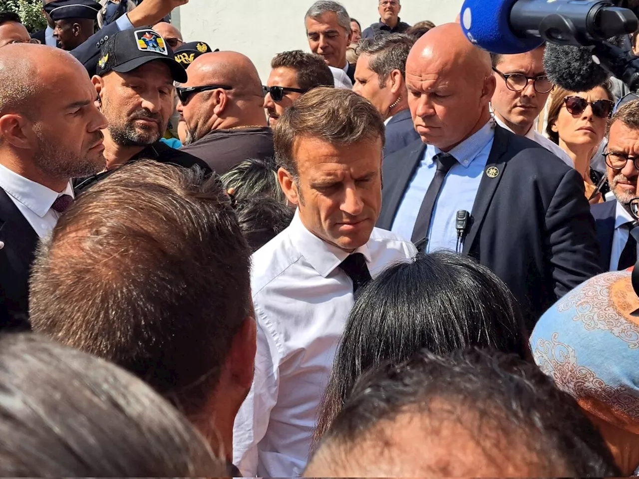 Marseille : Emmanuel Macron prend le numéro d'un jeune pour lui trouver un emploi