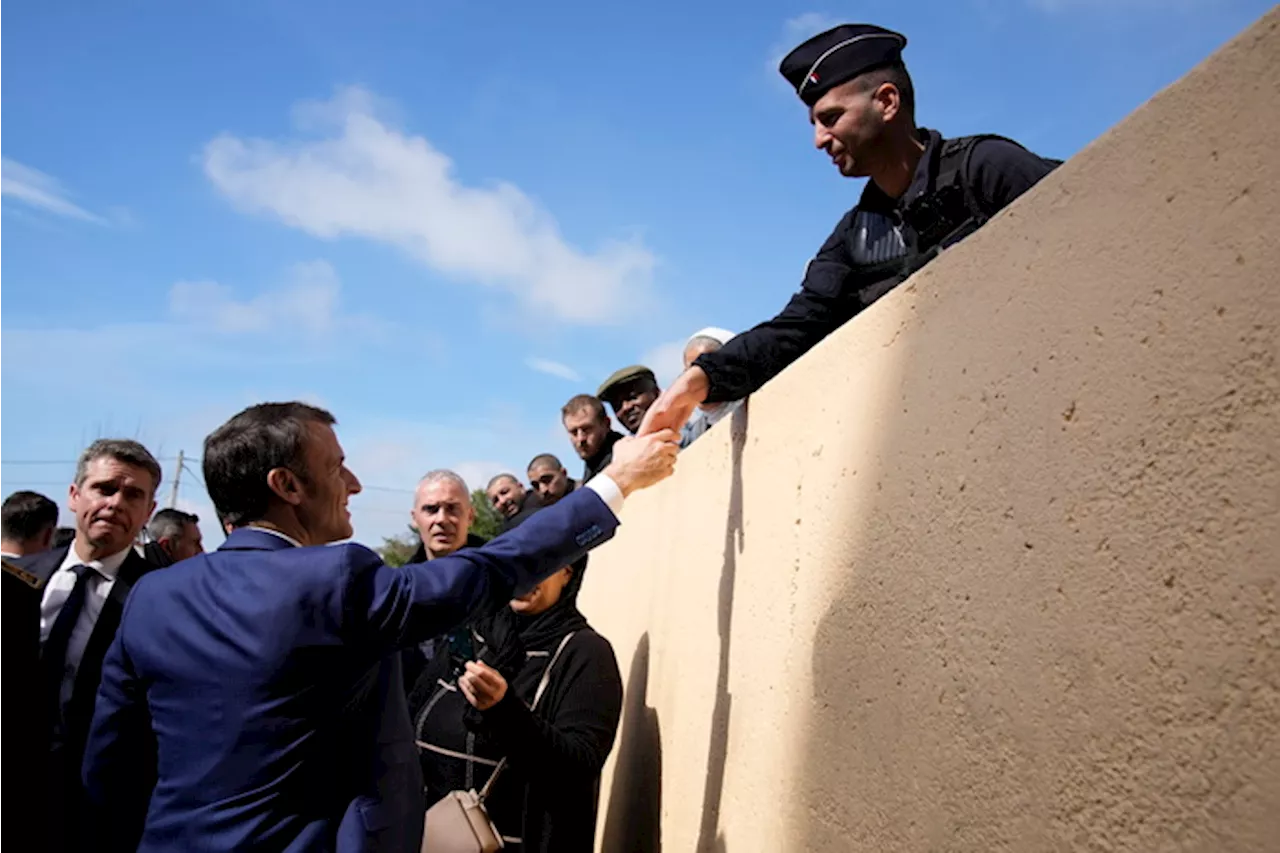 Il presidente Macron visita i quartieri di Marsiglia