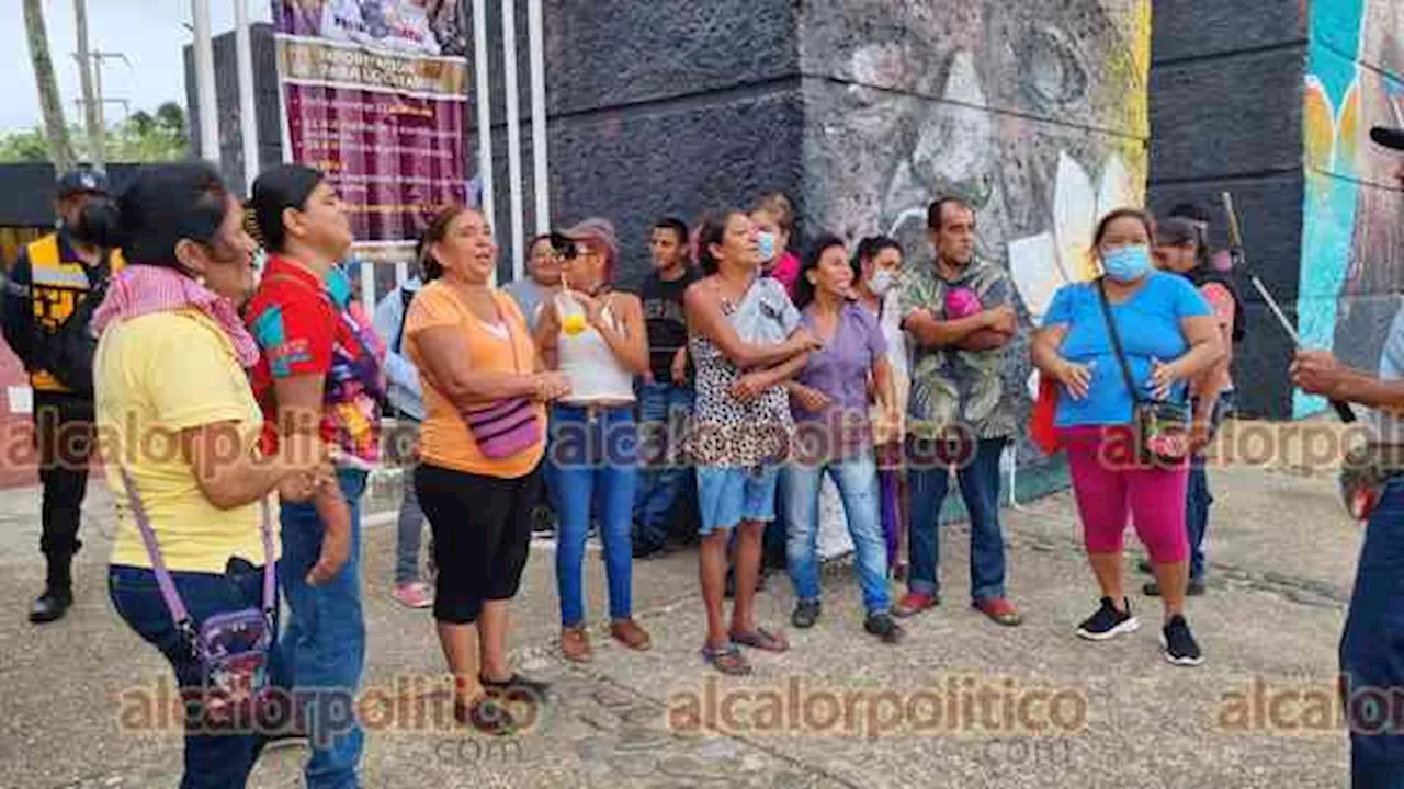 Llegaron a pedir trabajo a la Expo Feria de Coatzacoalcos