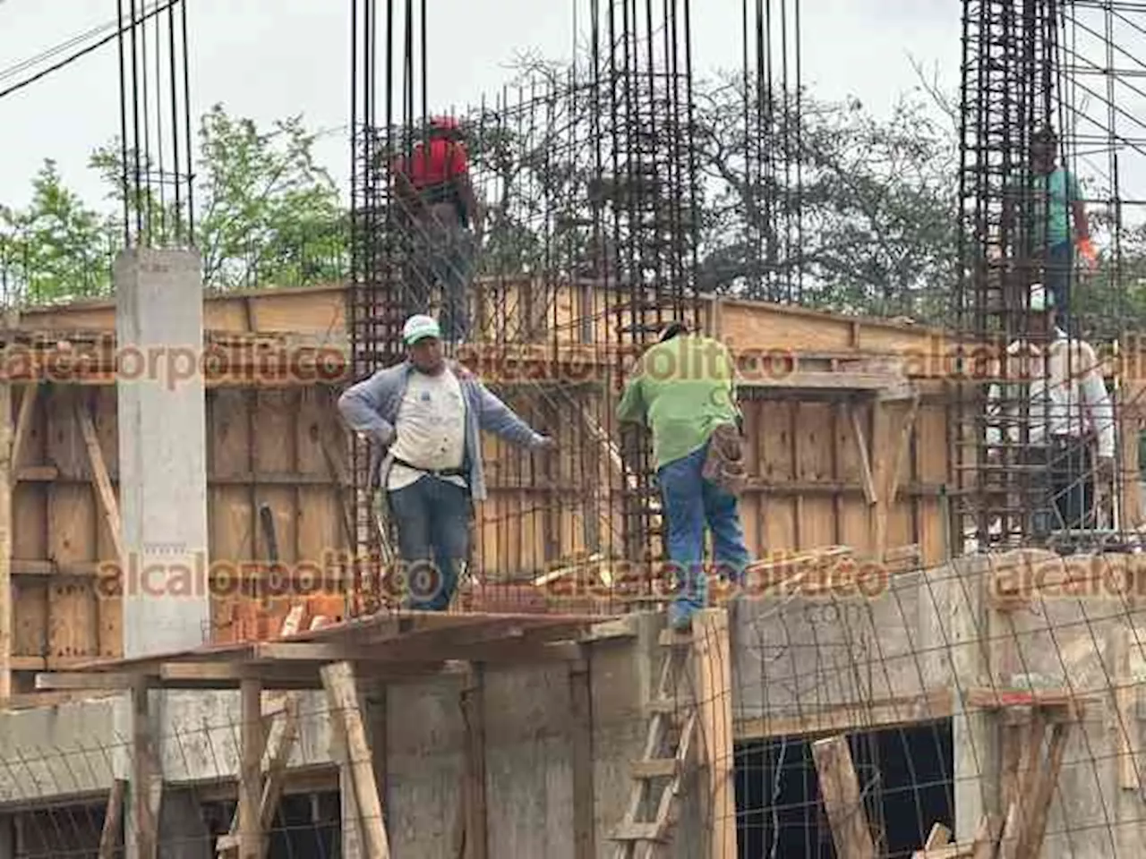 No pagaron días festivos a trabajadores en obra de escuela, en Coatzacoalcos