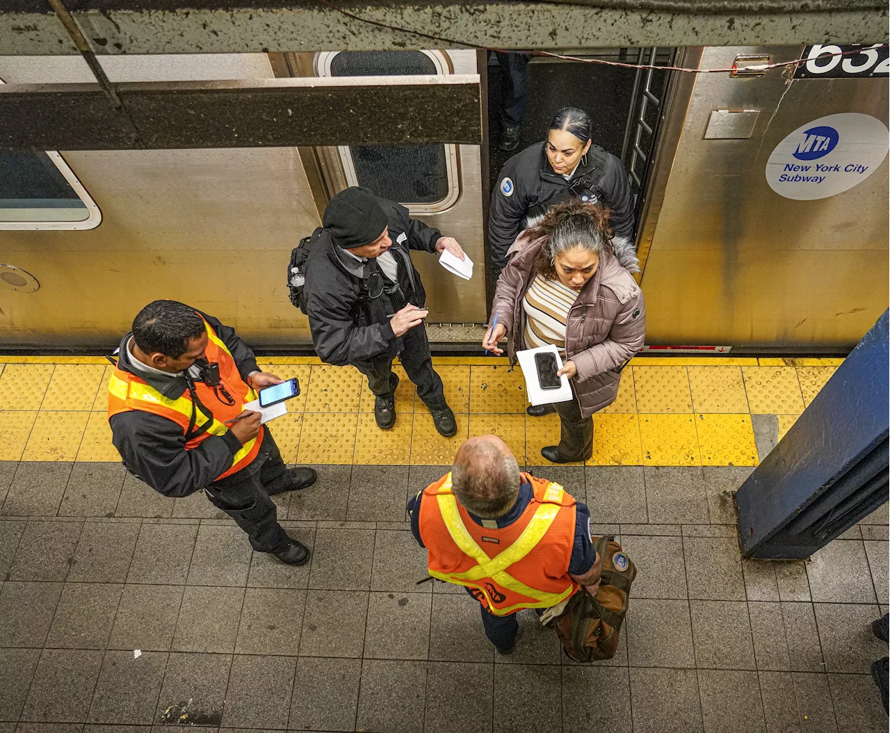 Man struck by 5 train at Union Square station in grave condition: police