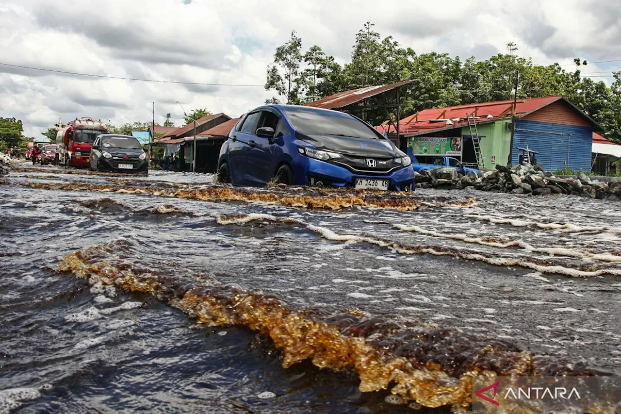 Banjir merendam jalan Trans Kalimantan di Kalimantan Tengah