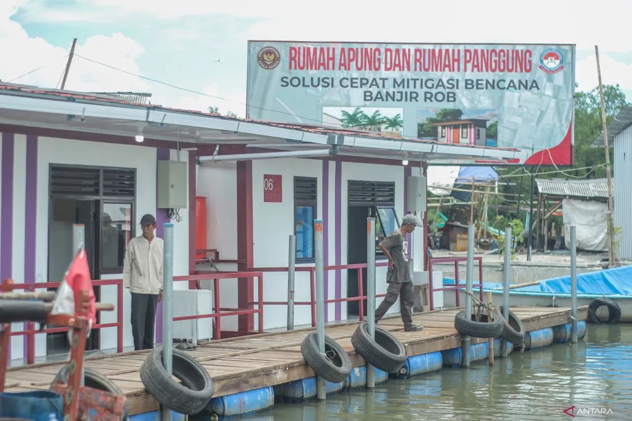 Kemenhan serahkan 16 unit rumah apung kepada warga Penjaringan