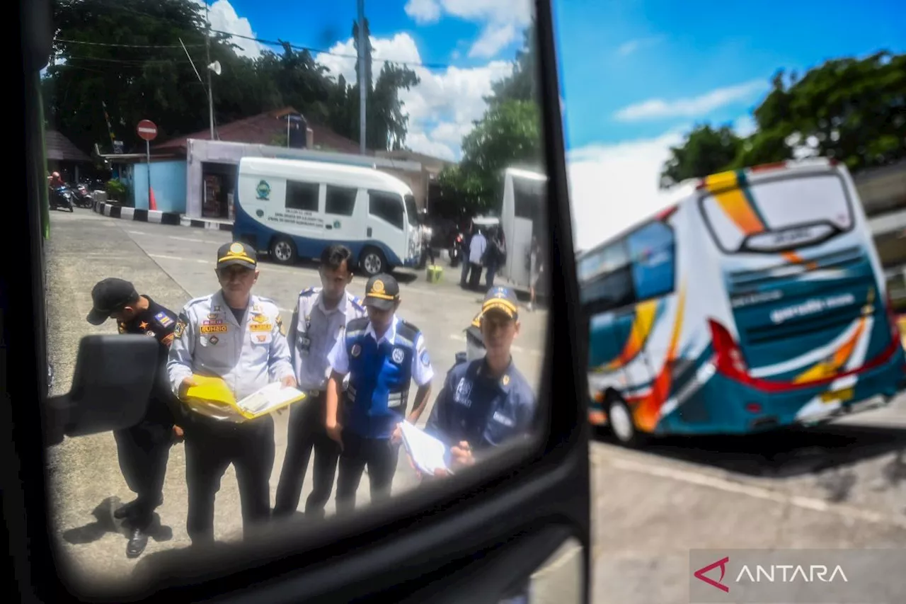 Uji kelaikan bus AKAP angkutan lebaran di Terminal Kalideres