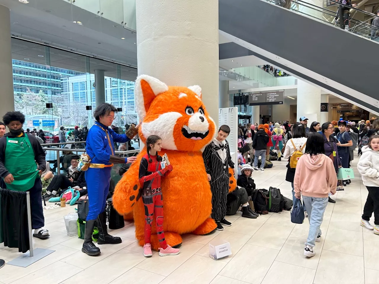 Attendees say multiple phones stolen at busy Toronto Comicon convention