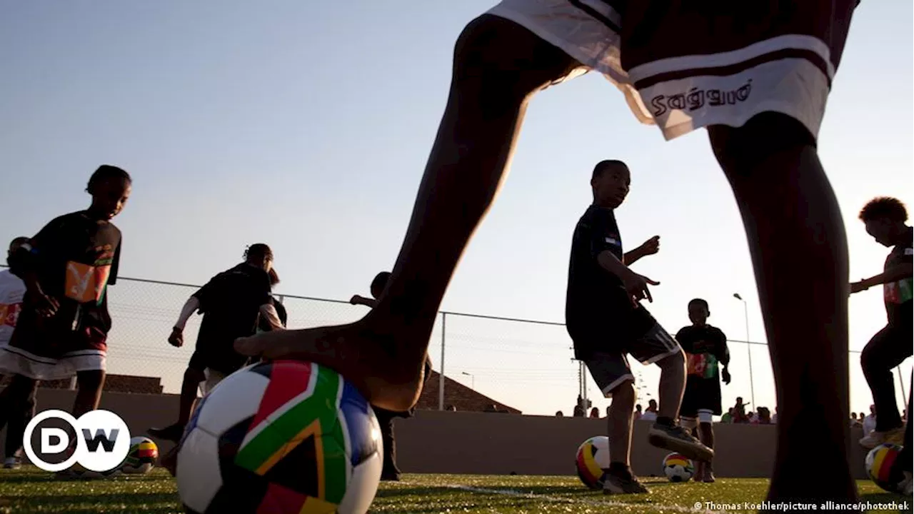 تقرير يكشف معاناة لاعبي كرة القدم السود لشغل مناصب تدريبية