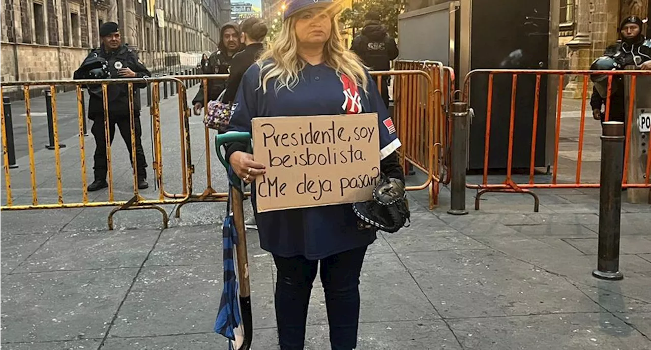 Madre buscadora Ceci Flores recurre a traje de beisbolista para buscar que AMLO la atienda