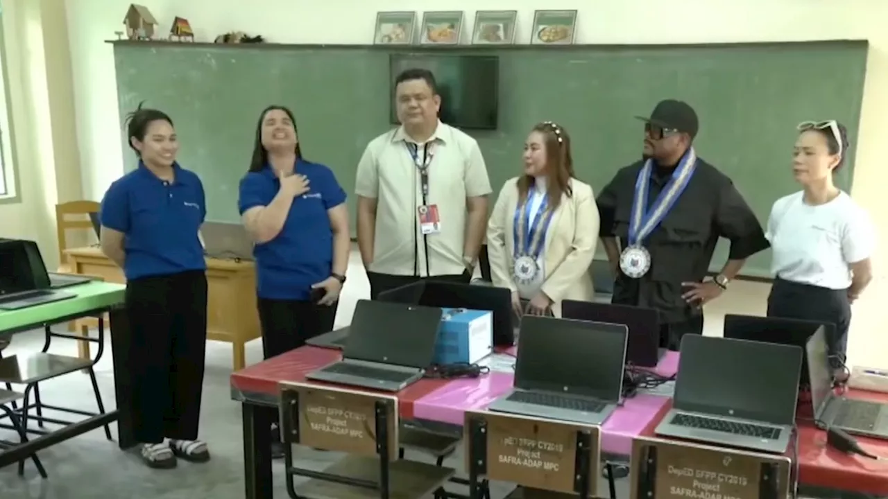 Apl.de.Ap, nagbigay ng mga laptop sa kaniyang alma mater sa Pampanga