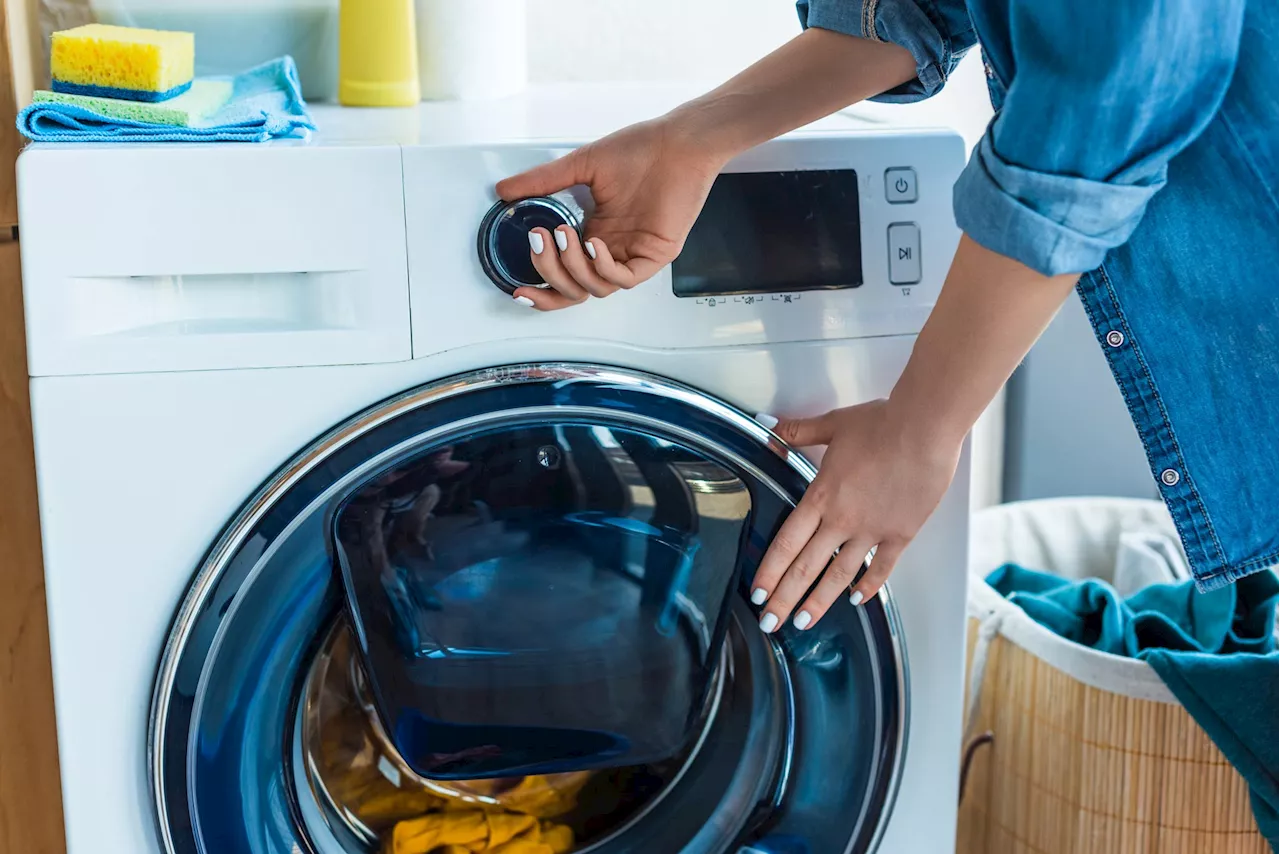 Diese Fehler beim Wäschewaschen machen deine Kleidung kaputt (Nr. 7 ist super nervig)
