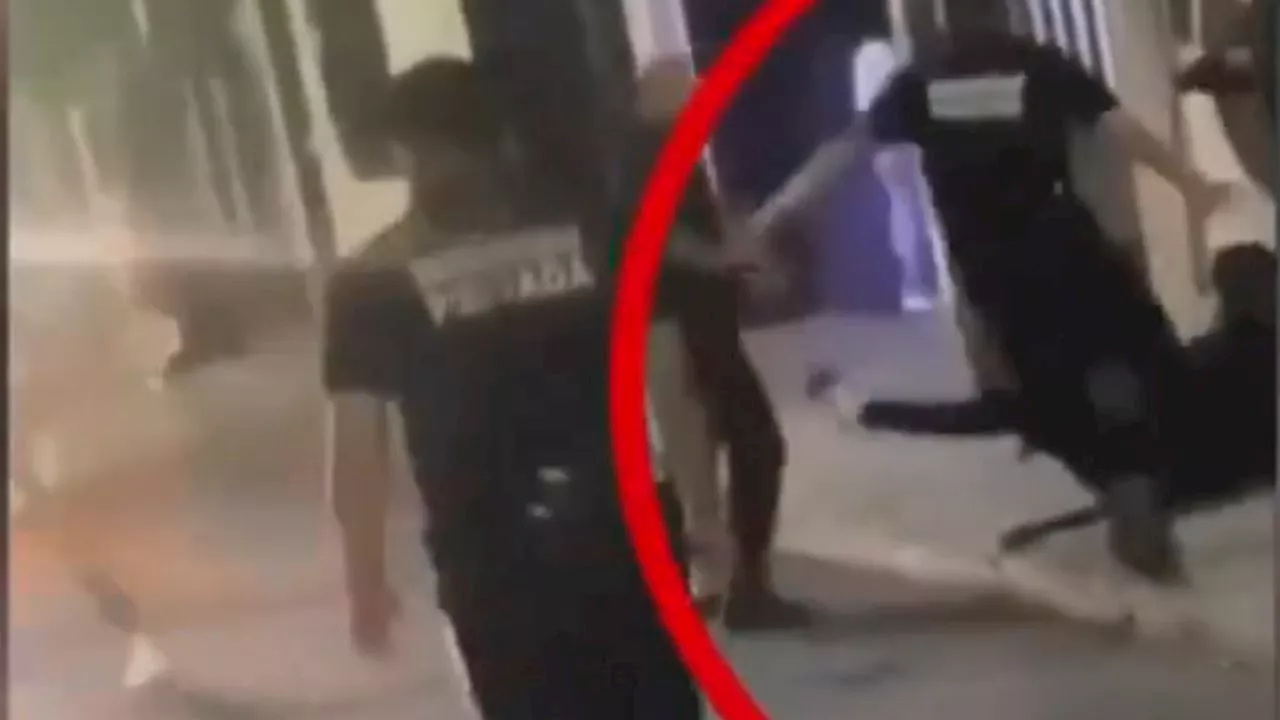 VIDEO Cadeneros golpean a joven tras riña afuera de bar en León, Guanajuato