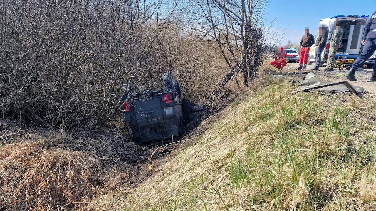 Schwerer Crash! Heeres-Pinzgauer kracht in Straßenwalze