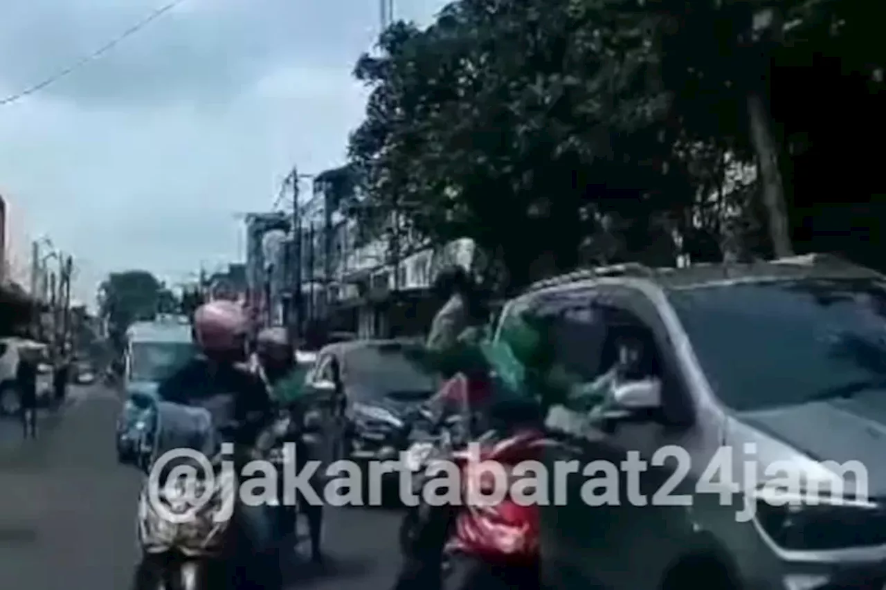 Polisi Kejar Driver Ojol Grab yang Pukul Pengendara Mobil di Tanjung Duren