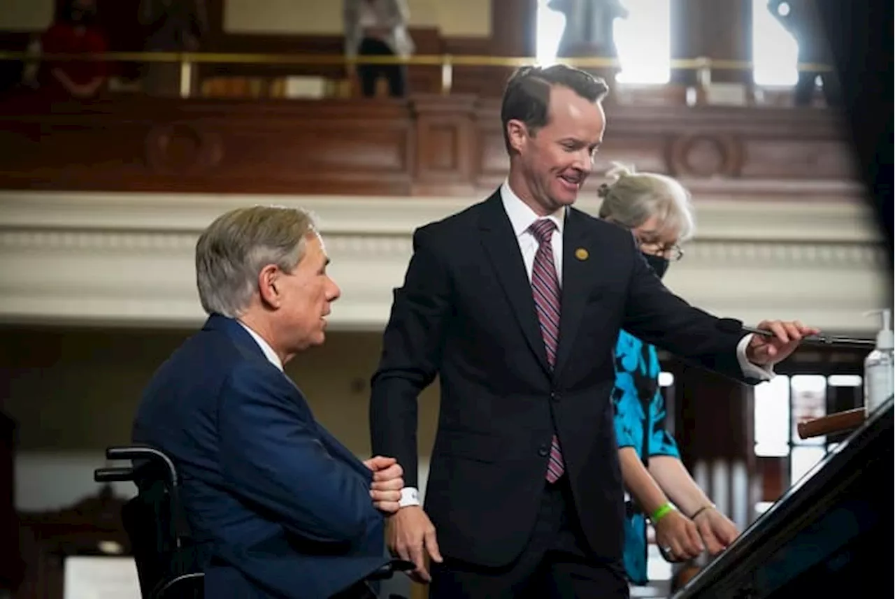 Gov. Greg Abbott appears with embattled House Speaker Dade Phelan for first time in heated primary season