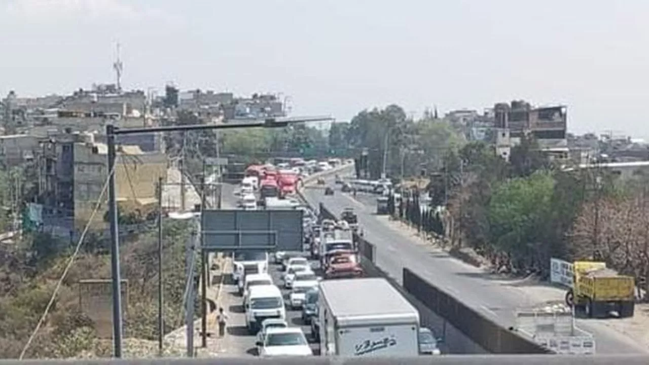 Bloquean la carretera México-Toluca por robo millonario en San Francisco Chimalpa, Naucalpan