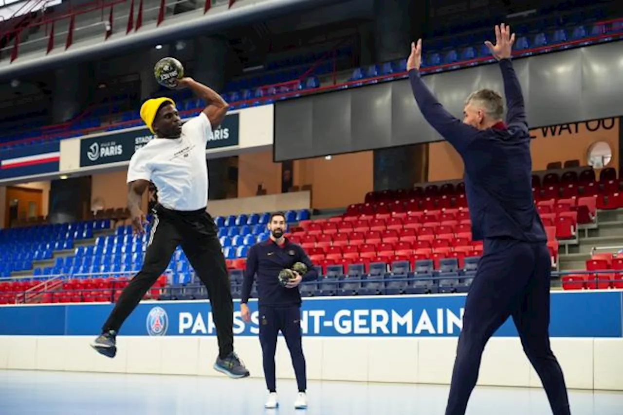 La star de NFL Tyreek Hill en visite au PSG Handball