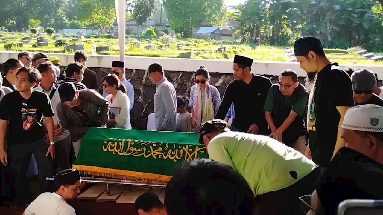 Keluarga Tabah Antar Jenazah  Ade Paloh ke Peristirahatan Terakhir