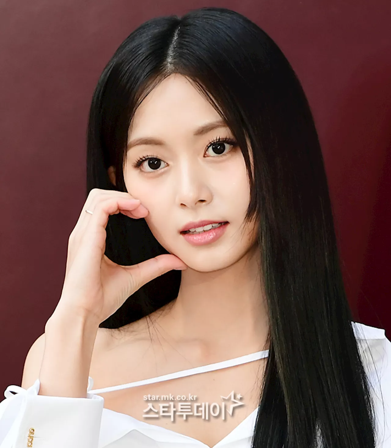 ‘트둥이’ 막내 쯔위, 비주얼 에이스의 봄나들이 [별별 사진집]