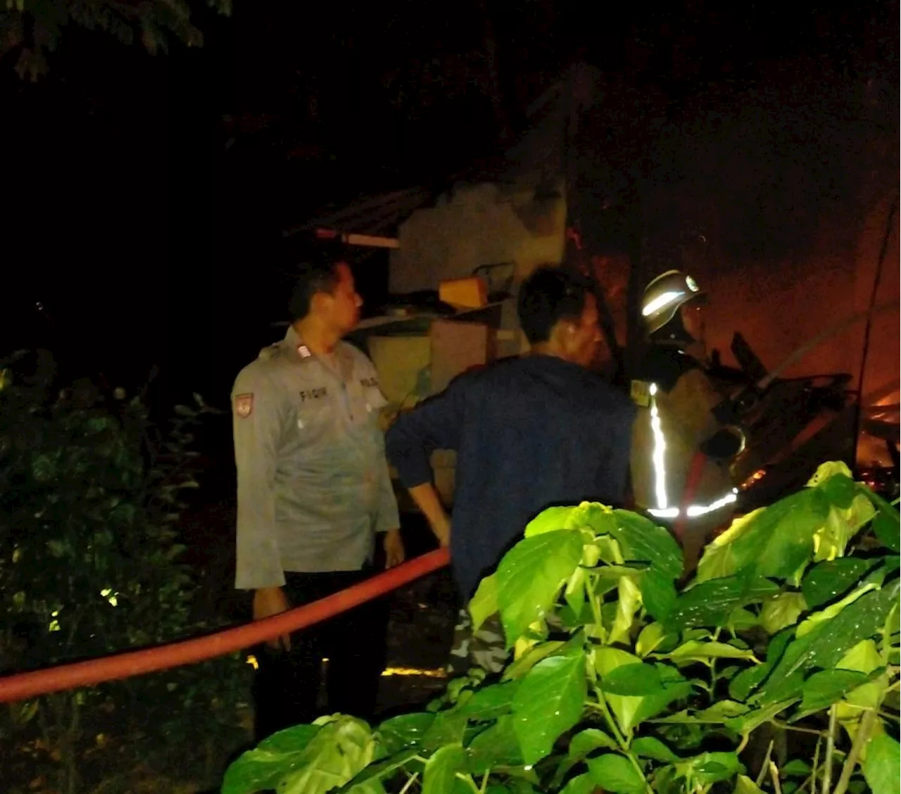 Diduga Kumat, Pengidap Gangguan Jiwa di Garut Bakar Rumahnya Sendiri