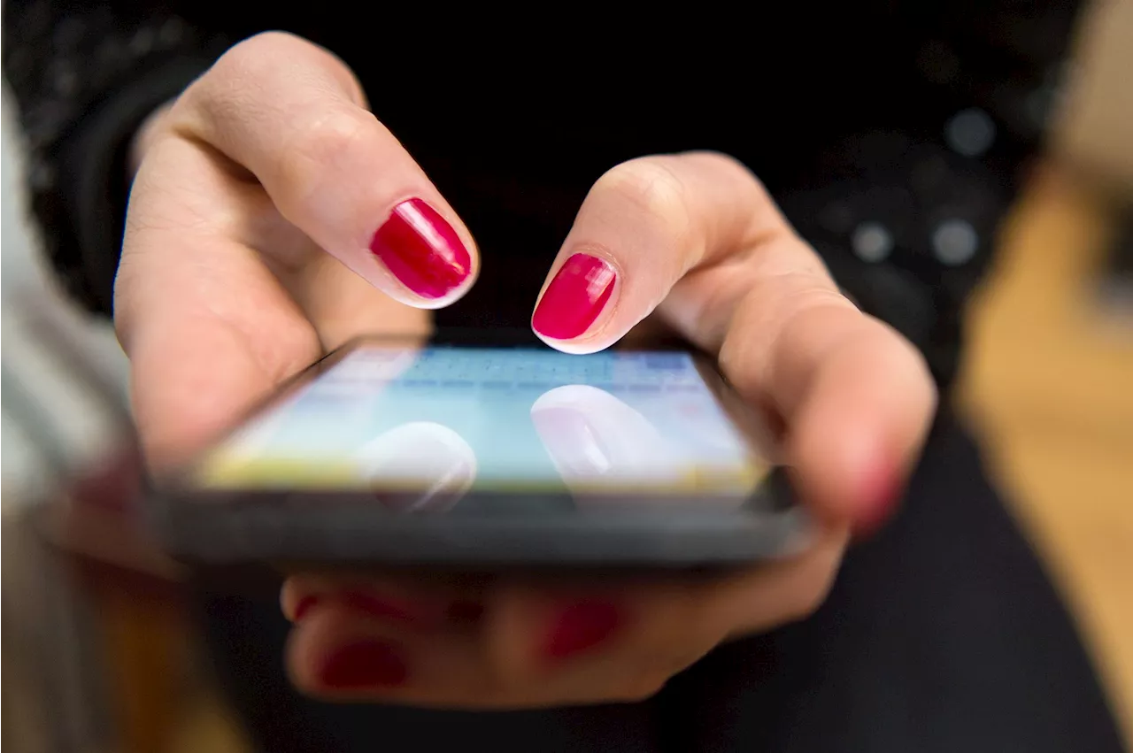 Junge Leute über drei Stunden am Smartphone