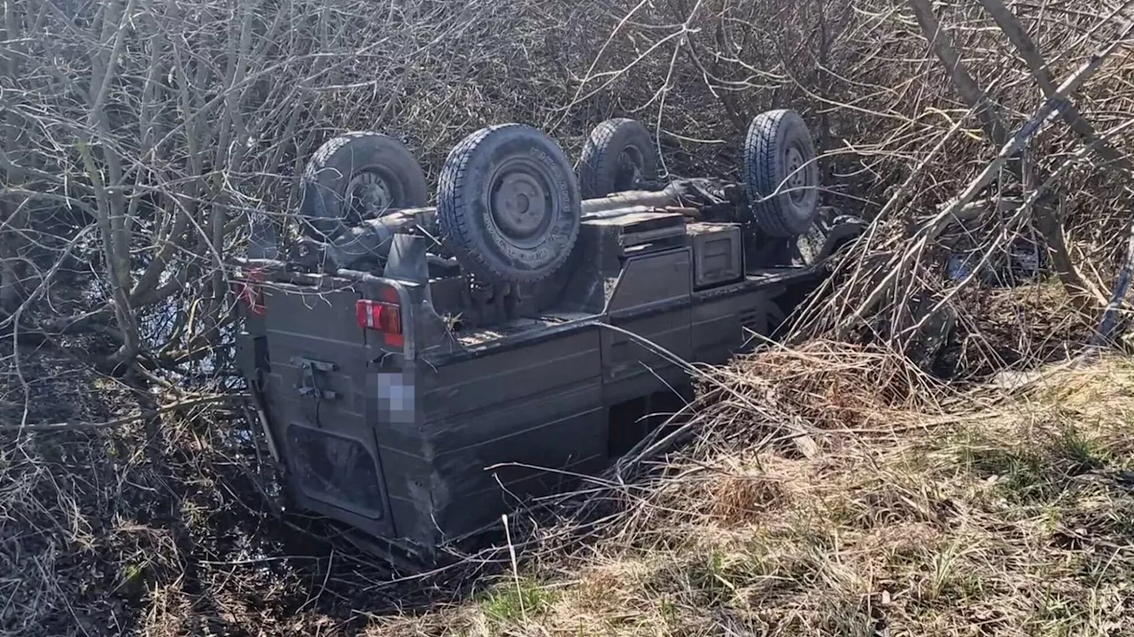 Bundesheer-Pinzgauer kollidierte mit Straßenwalze: Fahrer verletzt