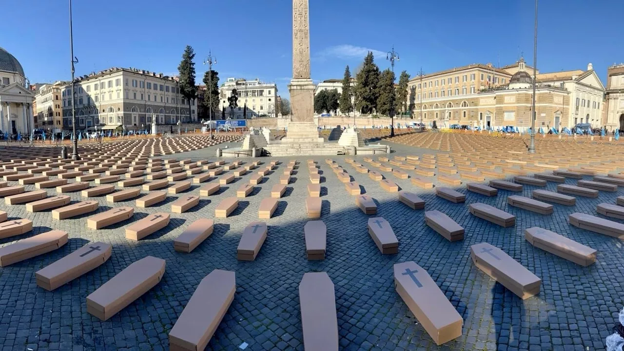 A piazza del Popolo 1.040 bare per ricordare i morti sul lavoro