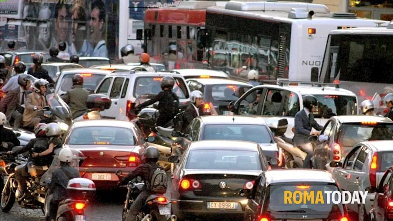 Nel 2023 ogni romano ha perso 107 ore di vita nel traffico