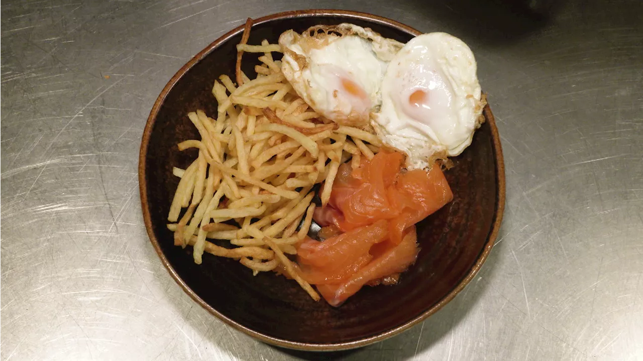 Huevos fritos con patatas y salmón ahumado: ¡idea para una comida o cena de 10!