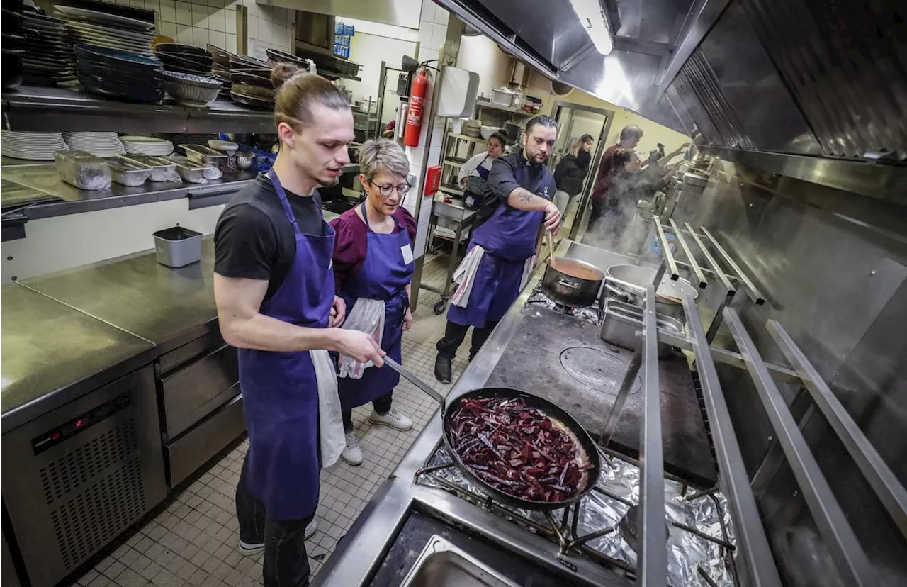 Dans ce restaurant éphémère de La Rochelle, des personnes en reconversion découvrent la cuisine